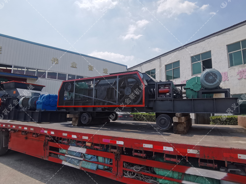 1200*1200雙齒輥破碎機，兩臺900*900軌道移動雙齒輥破碎機發(fā)往云南