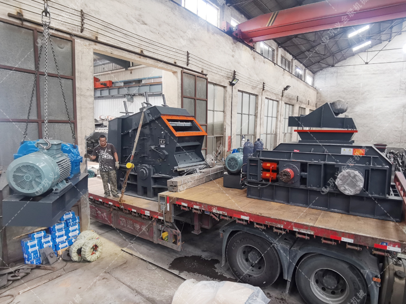1000*700液壓對(duì)輥制砂機(jī)，1210反擊破發(fā)往四川