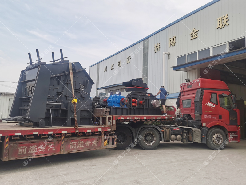 1000*700液壓對(duì)輥制砂機(jī)，1210反擊破發(fā)往四川