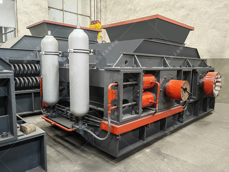 大型全自動液壓對輥制砂機(jī)發(fā)往四川成都