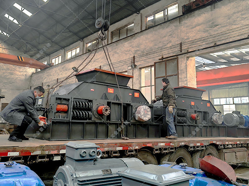 大型直連式半自動對輥破碎機(jī)發(fā)往河北