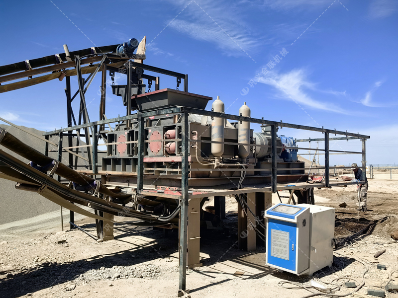 河南液壓對輥制砂機(jī)報價，碎石機(jī)生產(chǎn)廠家哪里有？