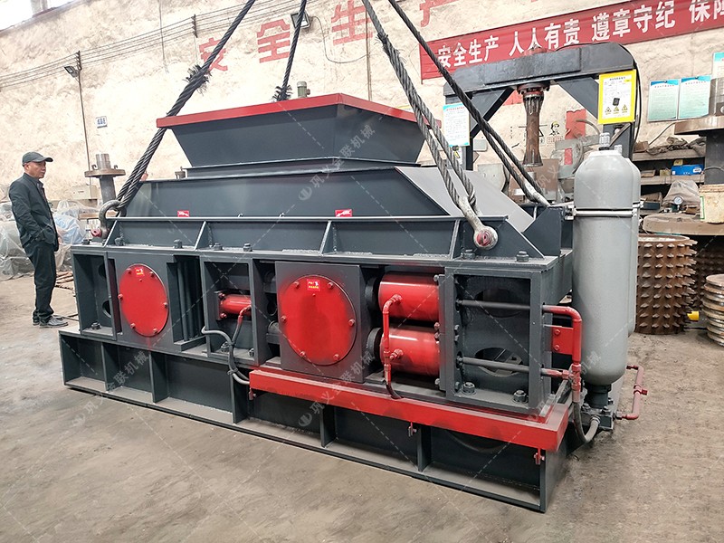 液壓對輥制砂機：如何輕松應(yīng)對鋼渣中的大塊物料？