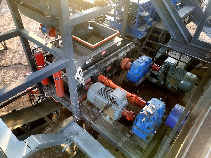 面對(duì)紅磚、砂漿等建筑廢料，對(duì)輥制砂機(jī)為何能“對(duì)癥下藥”？