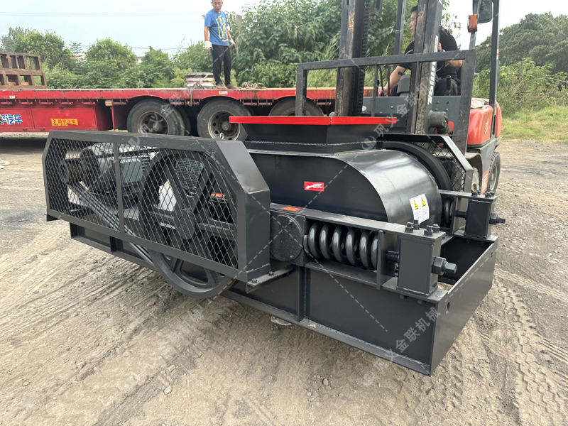 雙齒輥破碎機(jī)的獨(dú)特輥齒結(jié)構(gòu)，如何同時(shí)優(yōu)化破碎效果與能耗？